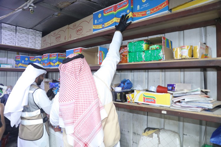 فحص الأغذية بالمنشأة