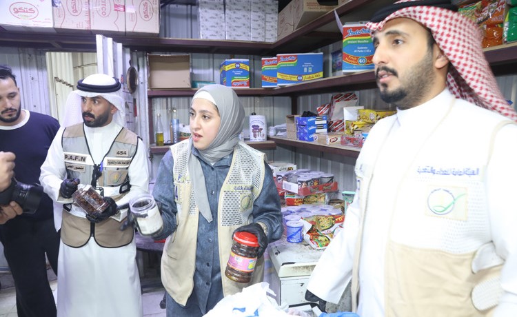 بالفيديو ضبط سكن خاص يستغل في بيع المواد الغذائية بصورة غير قانونية