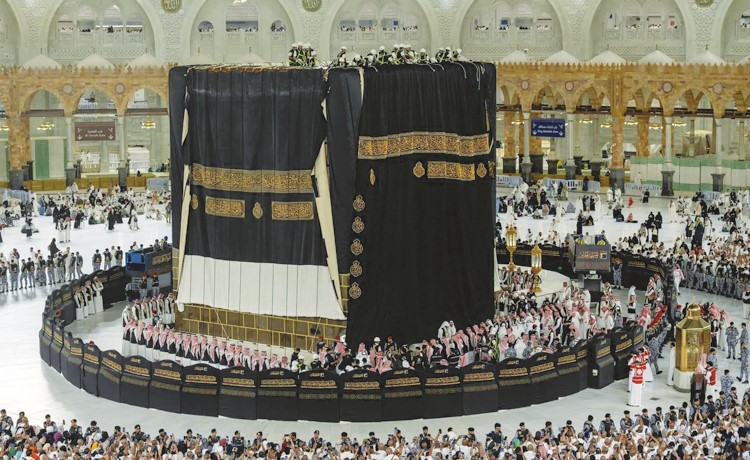 الكعبة المشرفة تكتسي حلتها الجديدة مع مطلع العام الهجري الجديد