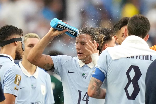 لاعبو أوروغواي عانوا من حرارة الجو خلال لقاء المنتخب السعودي