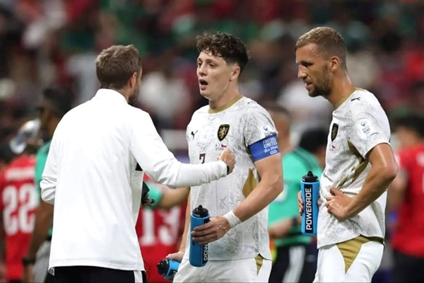 توجيهات للاعبي التشيك خلال لقاء منتخب كوريا الجنوبية