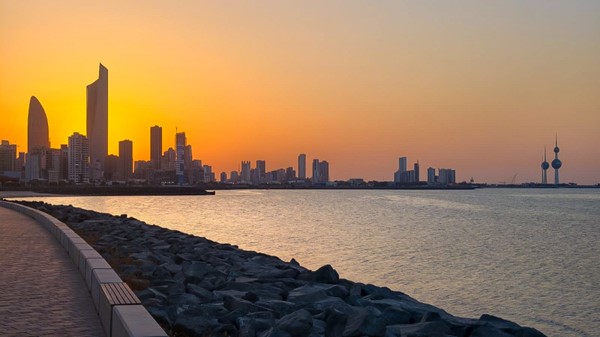 الغروب في سماء الكويت لوحة تنبض بالجمال والسكون
