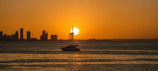 الغروب في سماء الكويت لوحة تنبض بالجمال والسكون