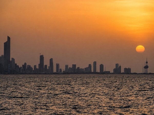  قرص الشمس ناسجا أشعته الخافتة في سماء الكويت  