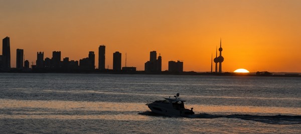 الغروب في سماء الكويت لوحة تنبض بالجمال والسكون