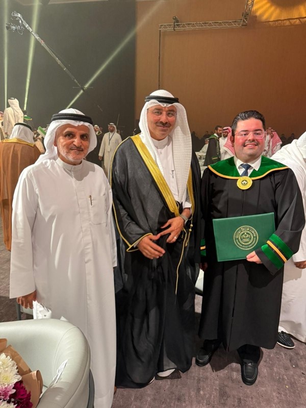  وكيل وزارة التعليم العالي الدكتور بدر البصيري خلال حفل تخريج طلبة جامعة الخليج العربي في مملكة البحرين