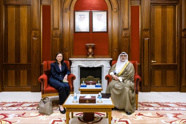 وزير الخارجية الشيخ جراح الجابر مستقبلا الممثلة العليا للأمين العام للأمم المتحدة ماري ياماشيتا