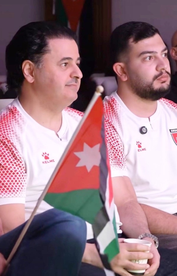 سفير المملكة الأردنية لدى البلاد سنان المجالي يتابع احداث المباراة 