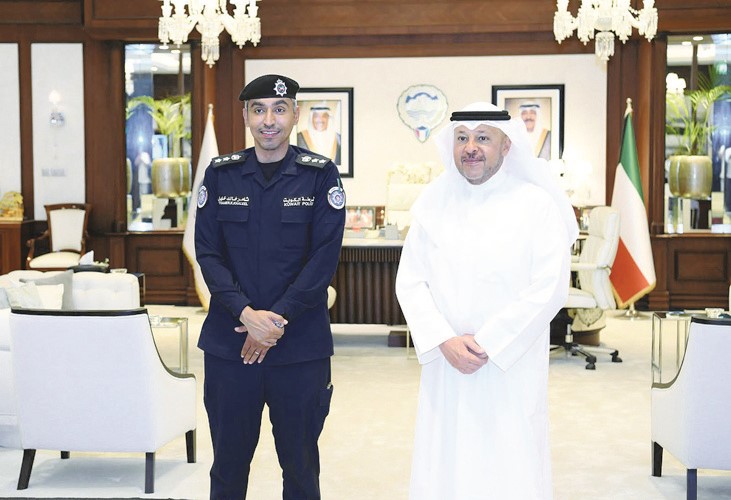 محافظ الفروانية الشيخ عذبي الناصر مستقبلا مدير مراكز خدمة المواطن بالفروانية العقيد ثامر الحشاش