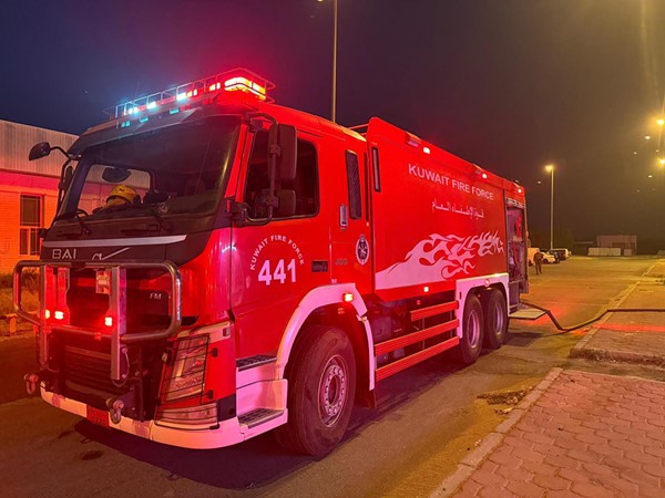 فرق الإطفاء تُسيطر على حريق محلات في جمعية الوفرة الزراعية