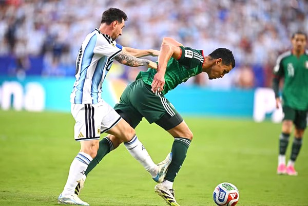 هل كان ميسي يستحق بطاقة حمراء أمام الجزائر؟
