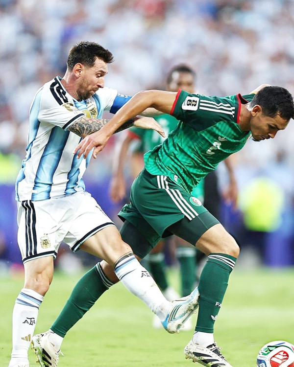 هل كان ميسي يستحق بطاقة حمراء أمام الجزائر؟