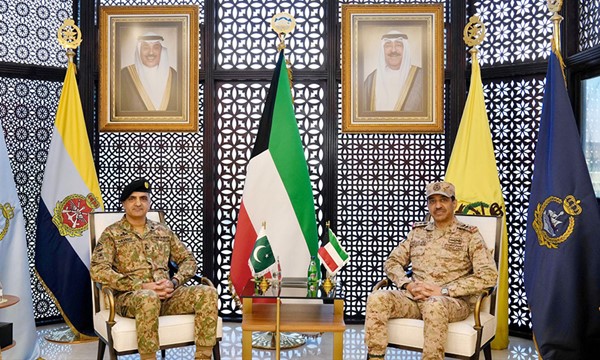 رئيس الأركان بحث التعاون العسكري مع باكستان