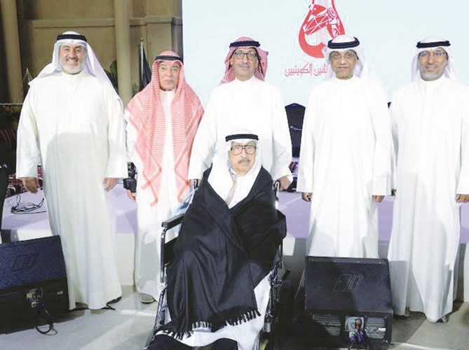 الرئيس الفخري للجمعية عبدالعزيز المفرج (شادي الخليج) متوسطا رئيس وأعضاء مجلس إدارة الجمعية