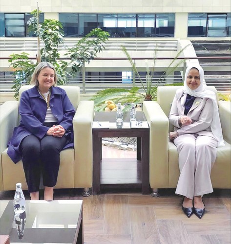 وزيرة الدولة لشؤون التنمية والاستدامة د.ريم الفليج خلال اللقاء مع سفيرة أستراليا ميليسا كيلي