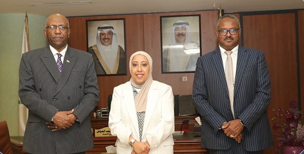 المديرة المعينة لاتحاد الجمعيات التعاونية الاستهلاكية مريم العوض مستقبلة سفير السودان عوض الكريم الريح بله
