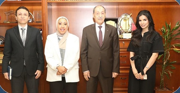 المديرة المعينة لاتحاد الجمعيات التعاونية الاستهلاكية مريم العوض خلال اللقاء مع سفير الجزائر عمر بلحاج والمستشار فؤاد بلخير