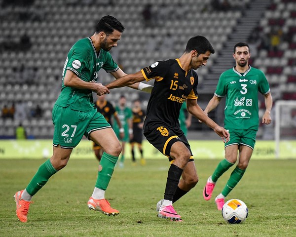عبدالله العوضي محاصرا من عبدالله عمار ونبيل مرموق