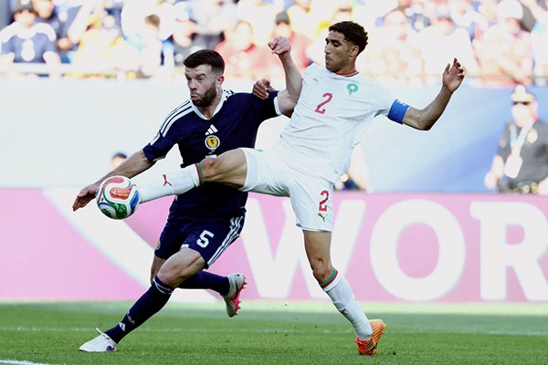 المغرب يضع قدماً في الدور الثاني بانتصاره على إسكتلندا