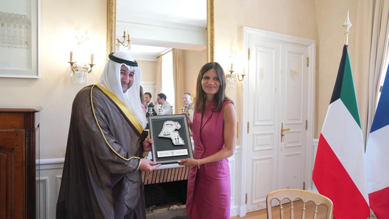 وكيل وزارة الدفاع الشيخ د.عبدالله المشعل خلال اللقاء مع الوزيرة المنتدبة لدى وزير القوات المسلحة وشؤون المحاربين القدامى أليس روفو