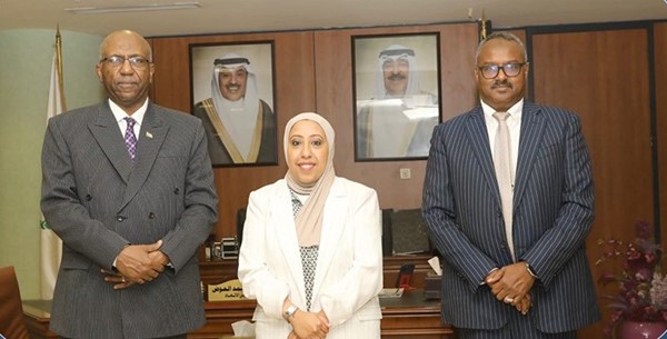 المديرة المعينة لاتحاد الجمعيات التعاونية الاستهلاكية مريم العوض مستقبلة سفيرالسودان عوض الكريم الريح بله