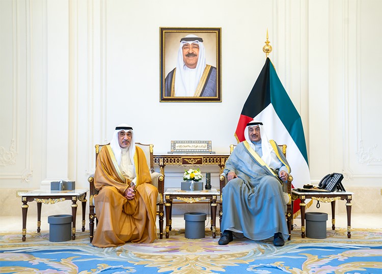 ولي العهد يستقبل رئيس الوزراء بالإنابة ووزيري الدفاع والخارجية