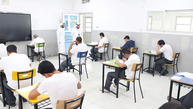 طلبة العلمي أدوا امتحان الفيزياء والأدبي الفلسفة وسط أجواء من الانضباط والالتزام