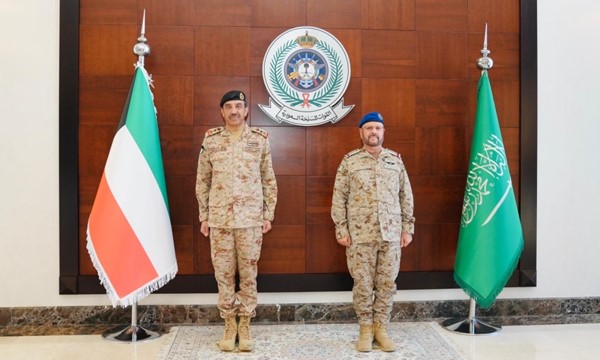 رئيس الأركان العامة يبحث مع نظيره السعودي تطوير التعاون العسكري والدفاعي بين البلدين