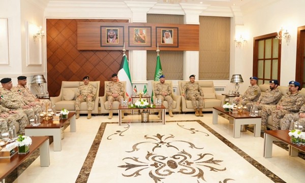 رئيس الأركان العامة يبحث مع نظيره السعودي تطوير التعاون العسكري والدفاعي بين البلدين