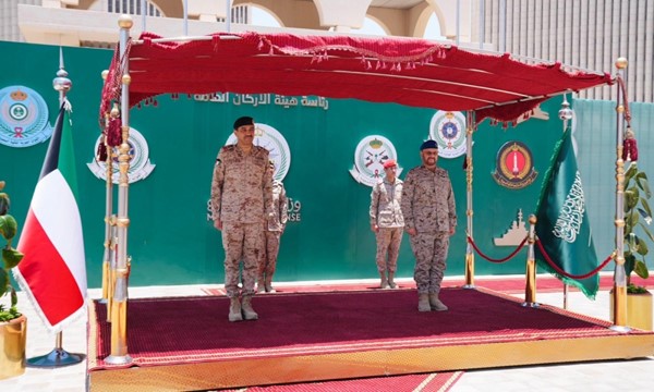رئيس الأركان العامة للجيش الفريق الركن خالد الشريعان مع رئيس هيئة الأركان العامة السعودي الفريق الأول الركن فياض الرويلي