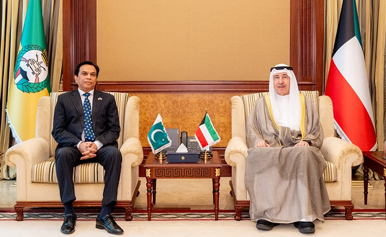 رئيس الحرس الوطني يبحث مع سفير باكستان موضوعات مشتركة