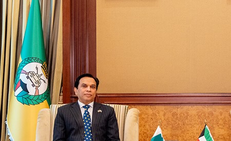 رئيس الحرس الوطني يبحث مع سفير باكستان موضوعات مشتركة