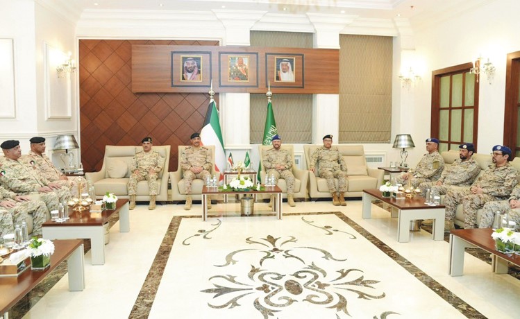 رئيس الأركان بحث مع نظيره السعودي تطوير التعاون الدفاعي بين البلدين