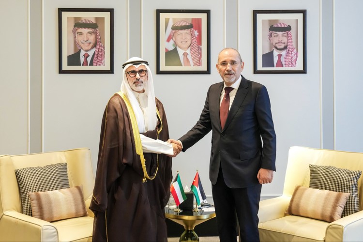 وزير الخارجية الشيخ جراح الجابر خلال اللقاء مع نائب رئيس الوزراء ووزير الخارجية وشؤون المغتربين
 في الأردن أيمن الصفدي