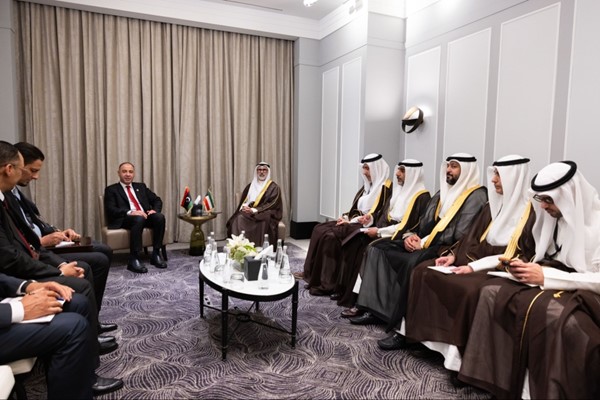وزير الخارجية الشيخ جراح الجابر خلال اللقاء مع المكلف بتسيير شؤون وزارة الخارجية الليبية الطاهر الباعور