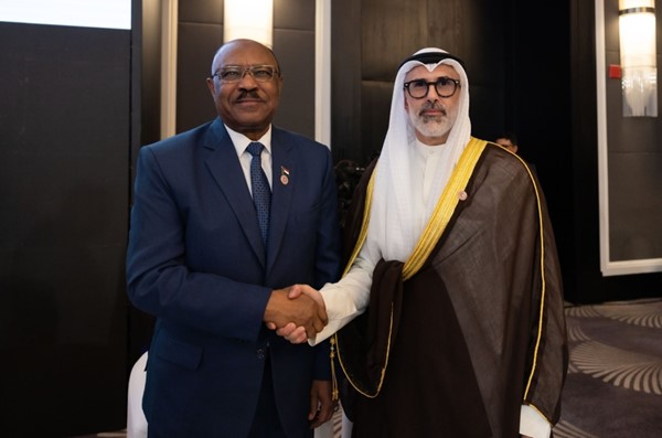  وزير الخارجية الشيخ جراح الجابر ونظيره السوداني محي الدين إبراهيم