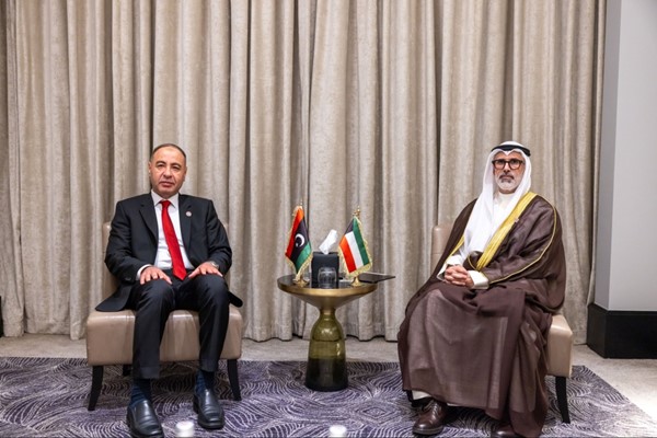  وزير الخارجية الشيخ جراح الجابر والمكلف بتسيير شؤون وزارة الخارجية الليبية الطاهر الباعور