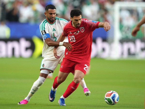 كأس العالم.. الجزائر تفوز وتقصي الأردن من البطولة