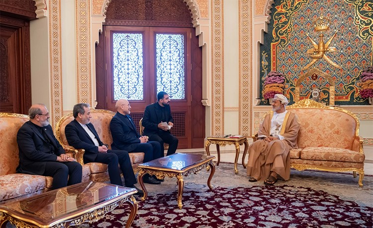 سلطان عمان يؤكد خلال استقباله وفد المفاوضات الإيراني دعمه التوصل إلى تسوية نهائية للملفات العالقة