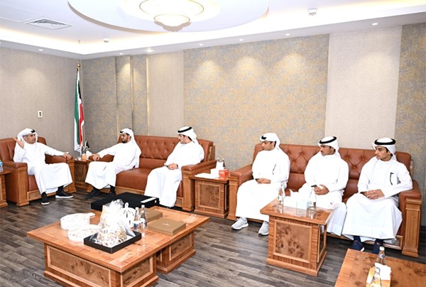  جانب من استقبال وزير الدولة لشؤون الشباب والرياضة د.طارق الجلاهمة لأعضاء نادي سالزبري واللاعبين المختارين