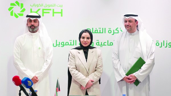د.أمثال الحويلة وخالد الشملان ود.سيد عيسى عقب توقيع مذكرة التفاهم