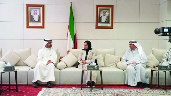 وزيرة الشؤون الاجتماعية وشؤون الأسرة والطفولة د.أمثال الحويلة والرئيس التنفيذي لمجموعة بيت التمويل الكويتي خالد الشملان والوكيل المساعد لقطاع الشؤون المالية والإدارية وشؤون التعاون بالتكليف د.سيد عيسى