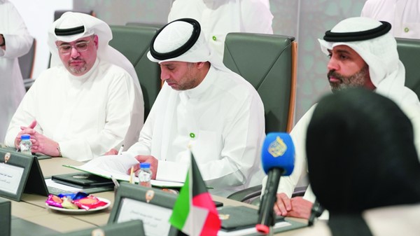فواز العنزي موقعا مذكرة التفاهم بحضور خالد الشملان ويوسف الرويح