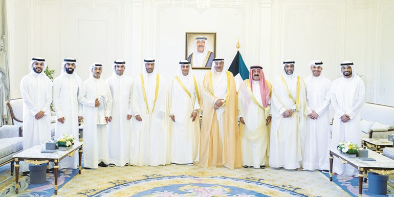 سمو ولي العهد الشيخ صباح الخالد ووزير الدولة لشؤون الشباب والرياضة د.طارق الجلاهمة ورئيس الاتحاد الكويتي لكرة القدم الشيخ أحمد اليوسف ورئيس مجلس إدارة نادي الكويت الرياضي خالد علي الغانم وفهد علي الغانم وعلي مرزوق الغانم وسامي الصانع وفيصل زايد وفهد الهاجري ويوسف ناصر وأحمد الظفيري