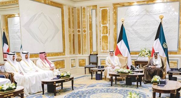صاحب السمو الأميرالشيخ مشعل الأحمد ورئيس مجلس الوزراء بالإنابة ووزير الداخلية الشيخ فهد اليوسف ورئيس الاتحاد الكويتي لكرة القدم الشيخ أحمد اليوسف ورئيس مجلس إدارة نادي الكويت الرياضي خالد علي الغانم وفهد علي الغانم