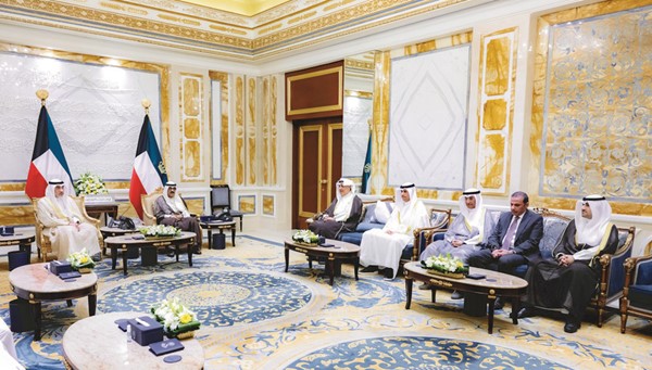 صاحب السمو الأميرالشيخ مشعل الأحمـد ورئيس مجلس الوزراء بالإنابـة ووزير الداخليــة الشيخ فهد اليوسف ووزير شؤون الديوان الأميـري الشيخ حمد جابر العلي ووزير الدولة لشؤون الشباب د. طارق الجلاهمة ومدير مكتب صاحب السمو الأمير الفريق متقاعد جمال الذياب ووكيل الديوان الأميري الشيخ عبدالعزيز مشعل المبارك ووكيل الشؤون الخارجية بالديوان الأميري مازن العيسى