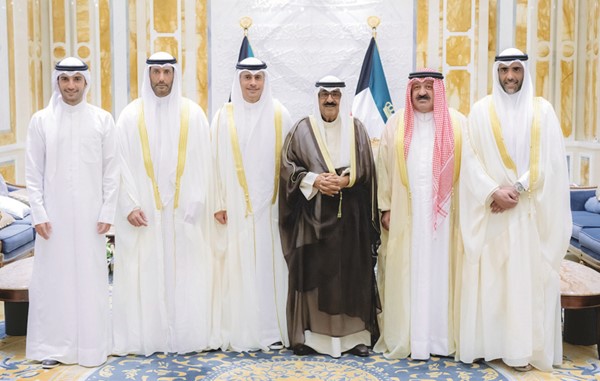صاحب السمو الأمير الشيخ مشعل الأحمد خلال استقبال وزير الدولة لشؤون الشباب د.طارق الجلاهمــة ورئيس الاتحــاد الكويتي لكرة القـدم الشيخ أحمد اليوسف ورئيس مجلس إدارة نادي الكويت الرياضي خالد علي الغانم وفهد الغانم وعلي مرزوق الغانم