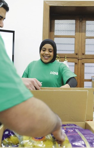 تجهيز وتوزيع السلال الغذائية