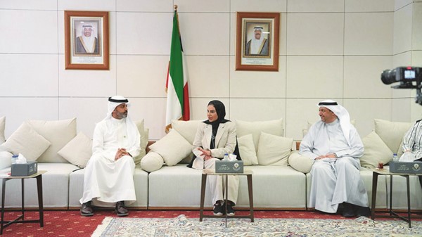 وزيرة الشؤون الاجتماعية وشؤون الأسرة والطفولة د.أمثال الحويلة والرئيس التنفيذي لمجموعة بيت التمويل الكويتي خالد الشملان والوكيل المساعد لقطاع الشؤون المالية والإدارية وشؤون التعاون بالتكليف د.سيد عيسى