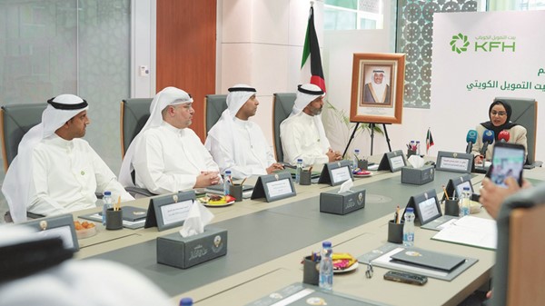 د.أمثال الحويلة ووفد بيت التمويل الكويتي برئاسة خالد الشملان وحضور يوسف الرويح